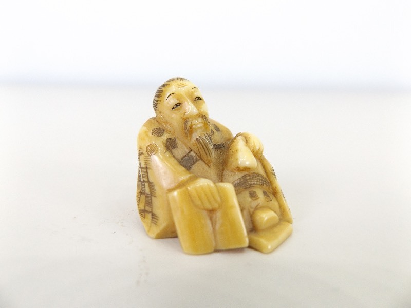lot 38 image: Antique Signed IvoryBone Netsuke 