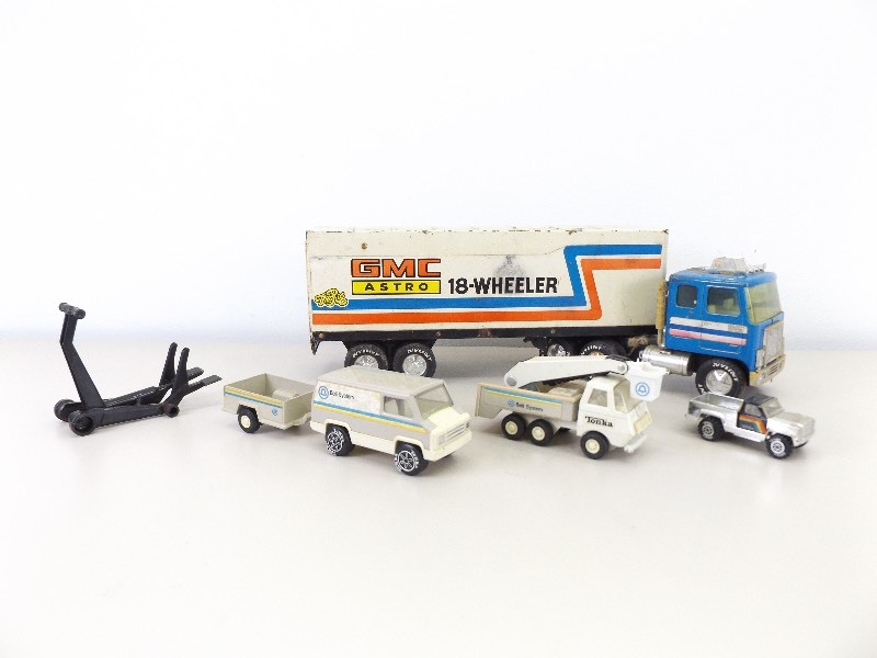 lot 49 image: Vintage Tonka, etc. Trucks