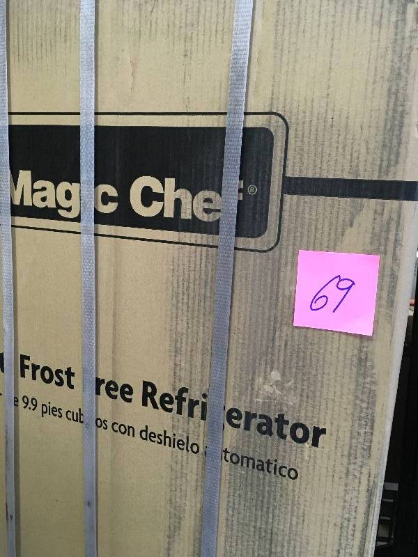 lot 69 image: Magic Chef 9.9 cu. ft. Top Freezer Refrigerator in White