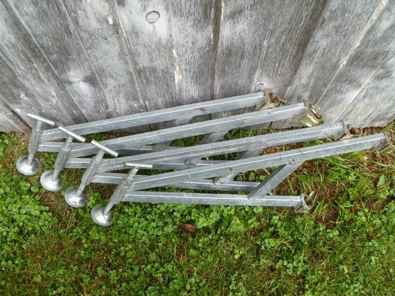 lot 13 image: 4 Scaffolding Outriggers