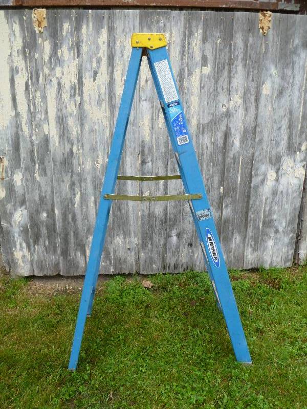 lot 28 image: Werner 6ft Fiberglass Step Ladder