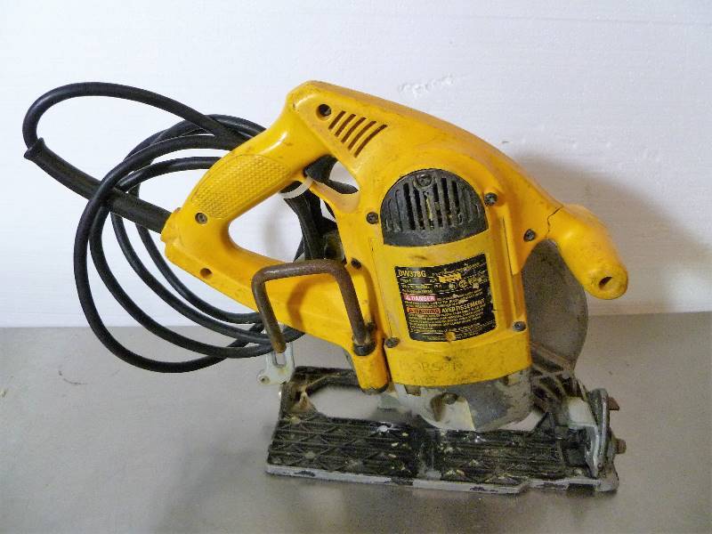 lot 61 image: Dewalt Framing Saw