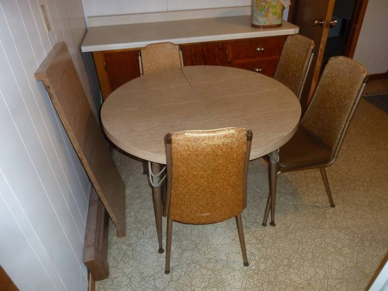 lot 21 image: Table & Chairs