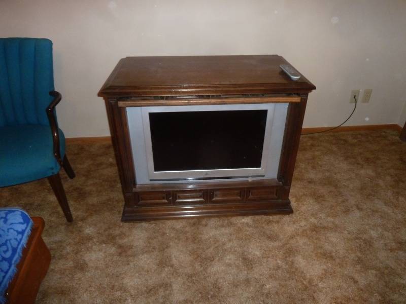 lot 28 image: Zenith TV & Cabinet