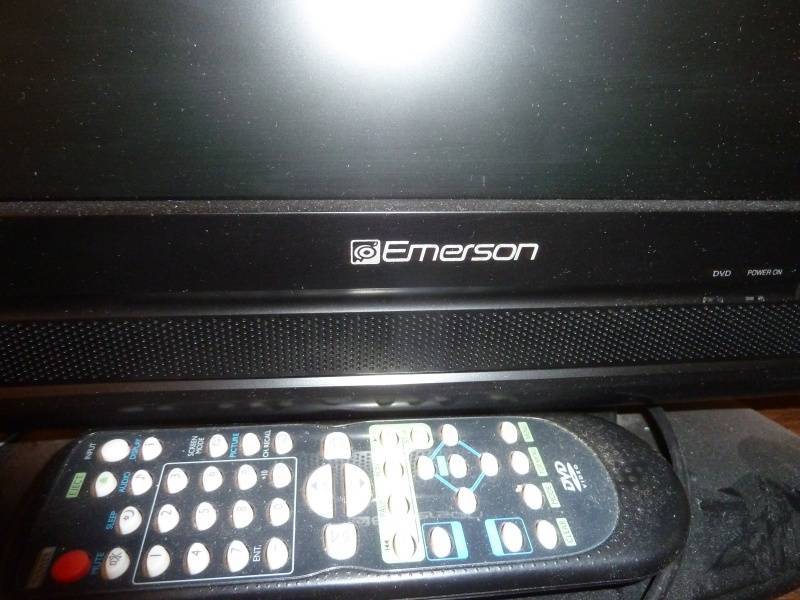 lot 29 image: Emerson TVDVD