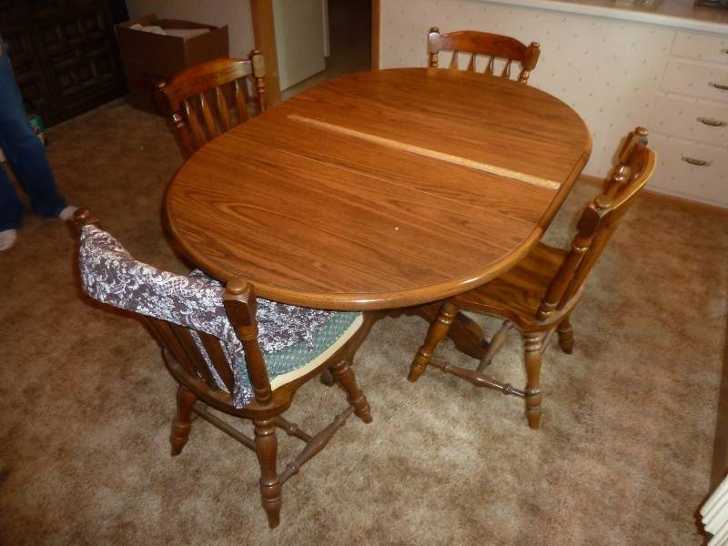 lot 35 image: Oak Dinette Set