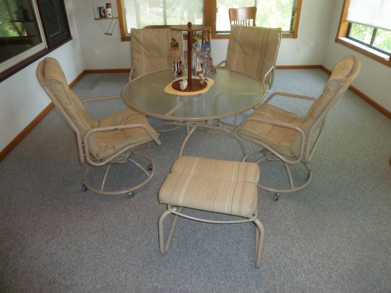 lot 46 image: Outdoor Patio Dinette set