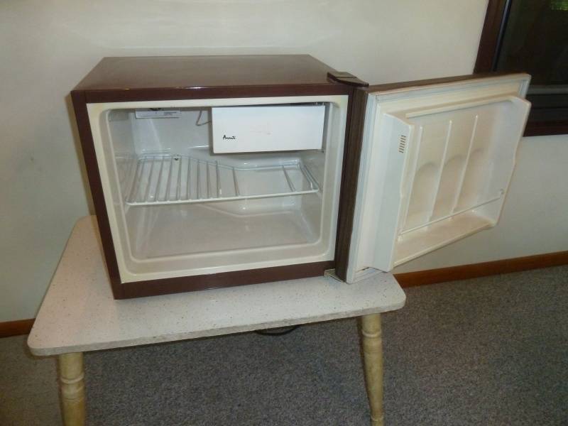 lot 47 image: Mini Fridge