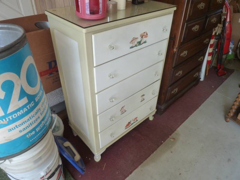 lot 57 image: White Chest of Drawers