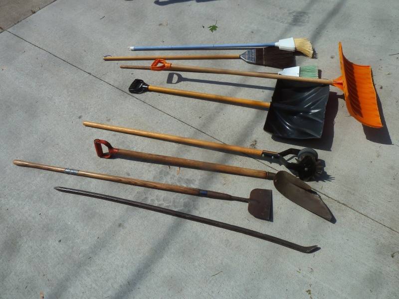 lot 63 image: Shovels, Brooms & Garden Tools