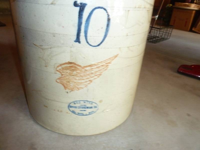 lot 85 image: Redwing Crock #10
