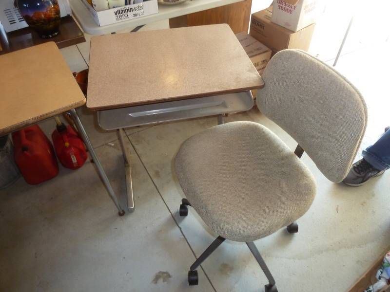 lot 88 image: School Desk & Chair