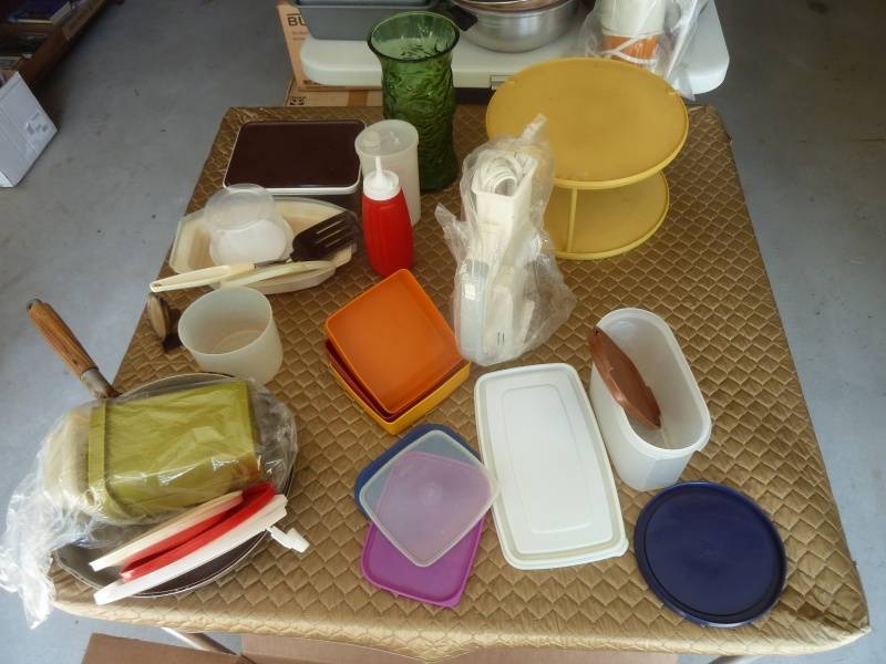 lot 89 image: Box of Tupperware & More