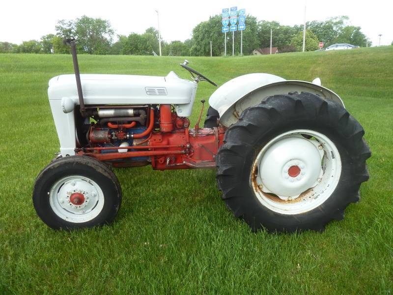 lot 1 image: 1957 Ford 860 Tractor
