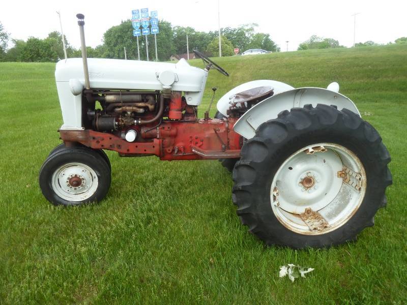lot 2 image: 1957 Ford 960 Tractor