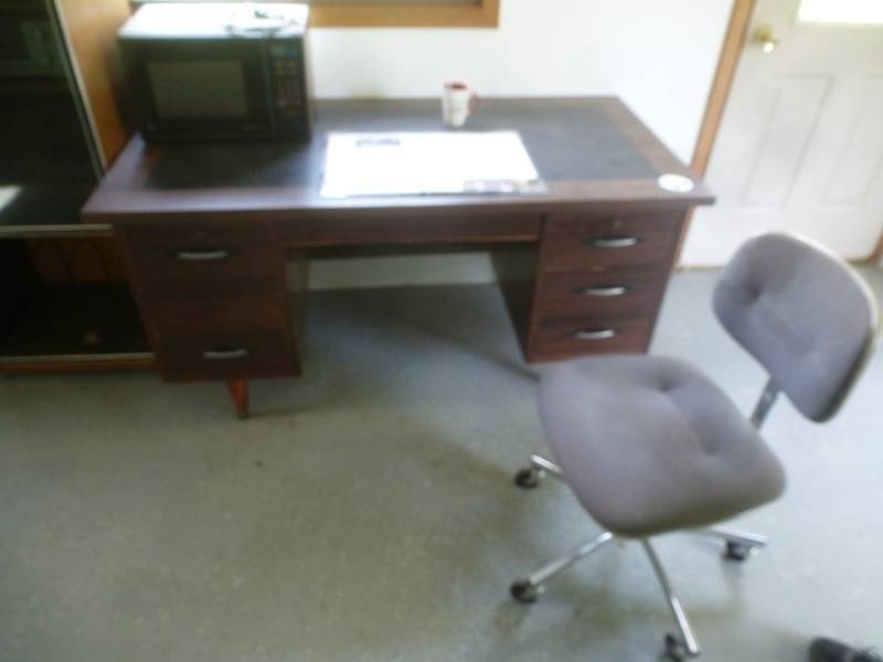 lot 9 image: Desk & Chair
