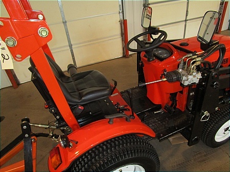 lot 2 image: Power King Power Tractor