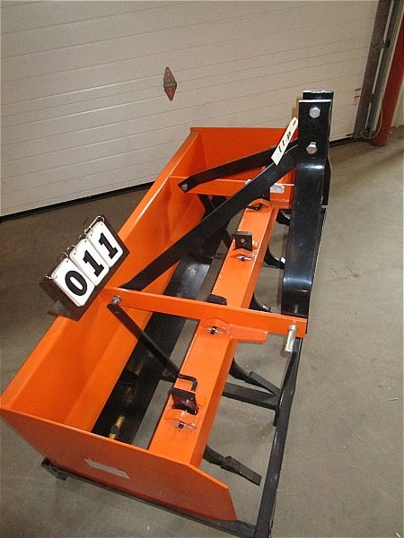 lot 11 image: Power King 3 Point Box Scraper with Rippers