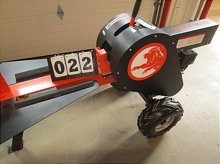 lot 22 image: Power King 34 ton Log Splitter
