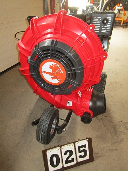lot 25 image: Power King Leaf Blower