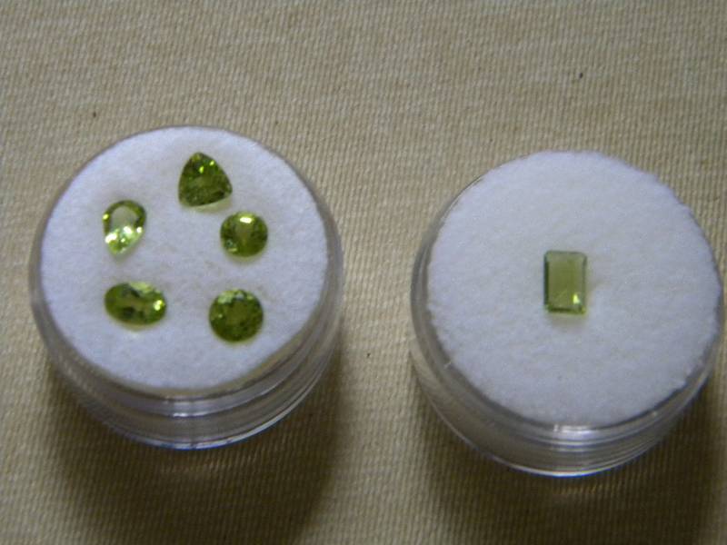 lot 31 image: 6 Peridot Gemstones