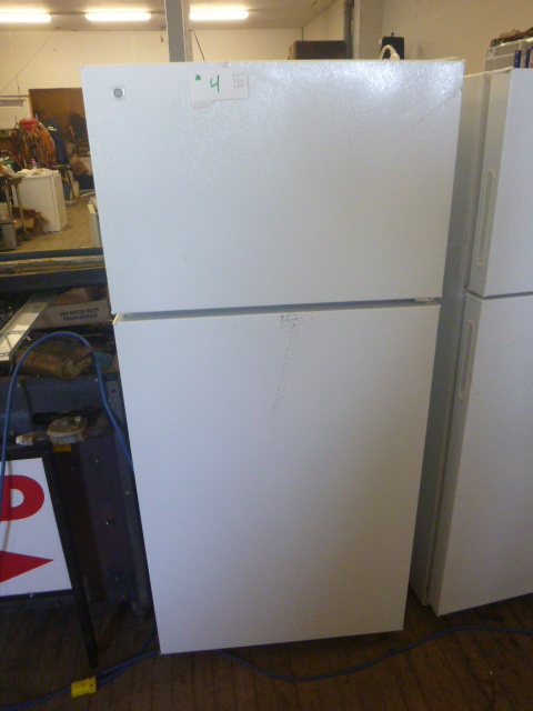 lot 4 image: GE Refrigerator