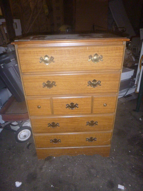 lot 21 image: 5 Drawer Dresser