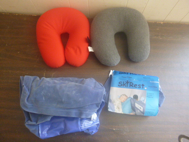 lot 23 image: 4 Travel Pillows