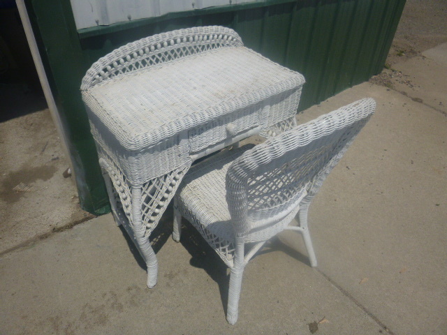 lot 59 image: Wicker Desk with Chair