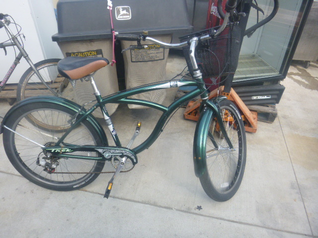 lot 76 image: Waterloo Trek Calypso 7 Speed Bicycle