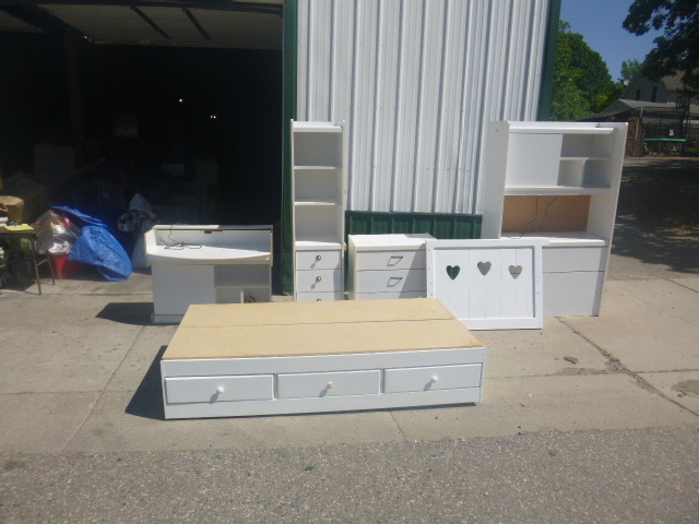 lot 82 image: White Bedroom Set