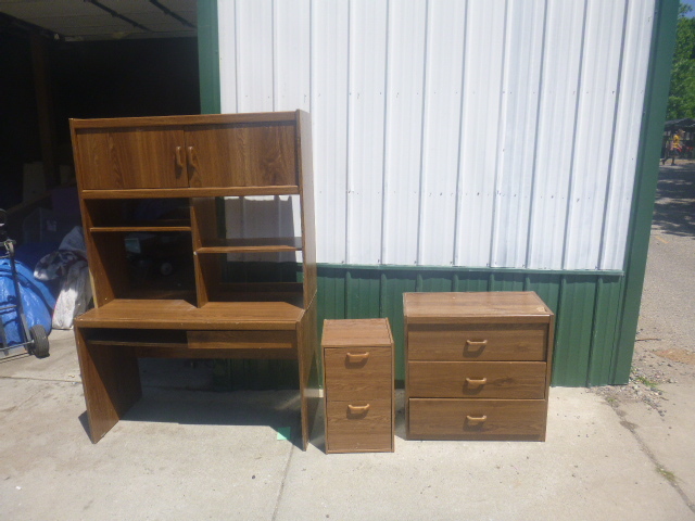 lot 87 image: Desk Set