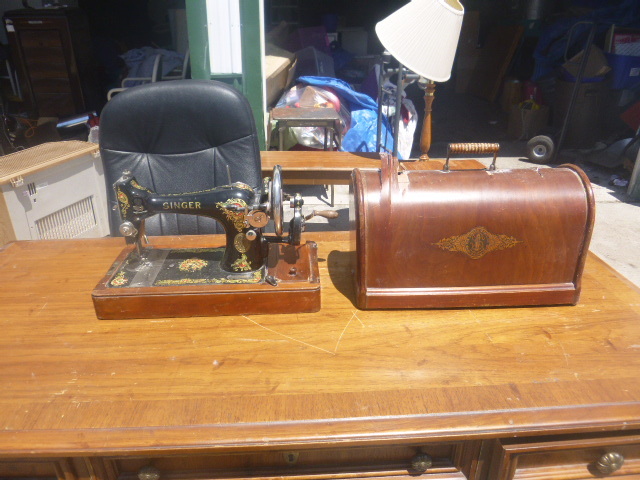 lot 90 image: Antique Singer Sewing Machine