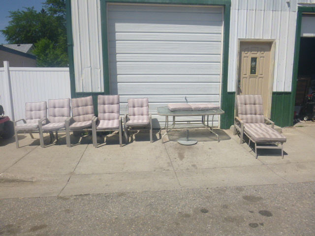 lot 94 image: Patio Set