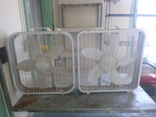 lot 100 image: 2 Box Fans