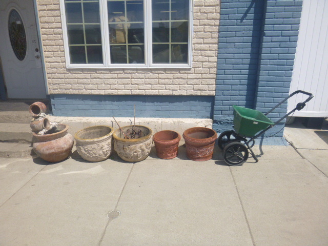 lot 111 image: Yes Yard Equipment Seeder