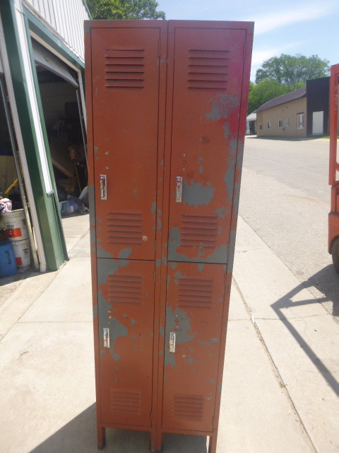 lot 113 image: 4 Door Metal Locker