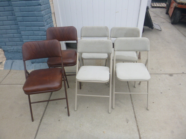 lot 142 image: 6 Padded Folding Chairs