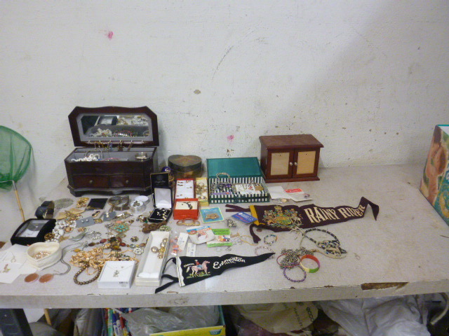 lot 186 image: Jewelry Boxes