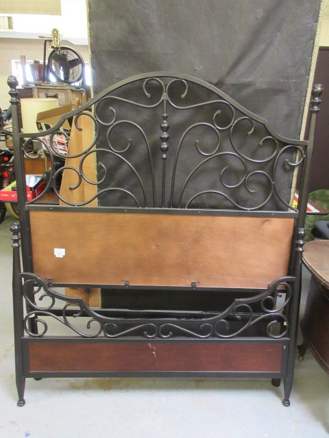 lot 704 image: WOOD AND METAL FULL SIZED BED