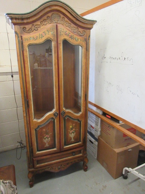 lot 713 image: HERITAGE DISPLAY CABINET