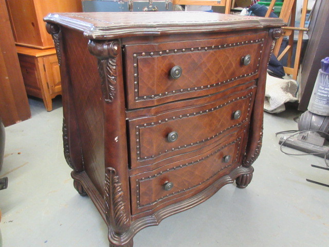 lot 717 image: SMALL WOODEN DRESSER