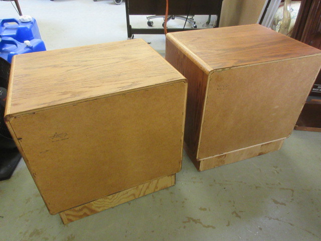 lot 723 image: OAK NIGHTSTANDS