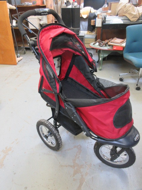 lot 728 image: PET GEAR STROLLER