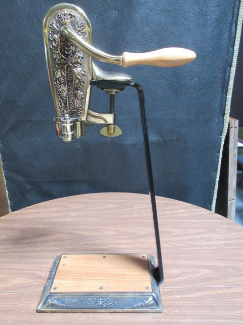 lot 729 image: LE GRAPE WINE UNCORKING MACHINE