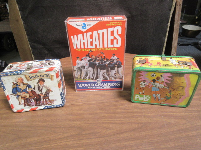 lot 743 image: METAL LUNCHBOXES AND 1987 TWINS COLLECTIBLE
