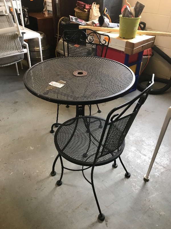 EXPANDED STEEL PATIO TABLE & CHAIRS