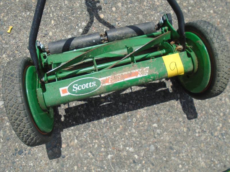 lot 9 image: Manual Lawnmower
