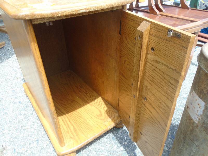 lot 74 image: Side Table