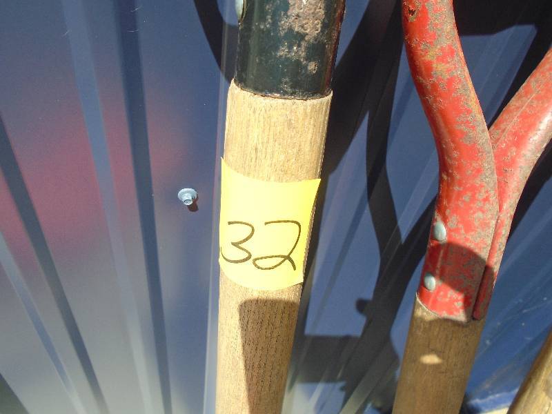 lot 32 image: Shovels